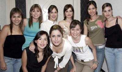 J-Mirvat Jalil Hamdan en su cumpleaños, acompañada de Cristina, Marisela, Vanessa, Claudia, Hiyam, Claudia, Laura y Lety.