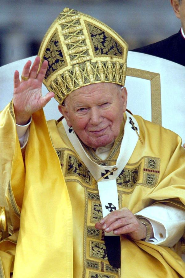 Y es que Karol Wojtyla, de 58 años, de aspecto atlético, que había decidido tomar el nombre de Juan Pablo II en honor de su antecesor Juan Pablo I, pasaba a convertirse en el primer Pontífice no italiano desde el holandés Adriano VI (1552).