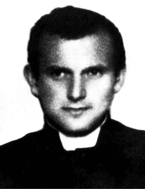 Hijo de un obrero y oficial del Ejército polaco, Karol Wojtyla terminó en 1938 sus estudios de bachillerato y se matriculó en la Facultad de Filología Polaca de la Universidad Jagellonica de Cracovia. Pero se vio obligado a suspender sus estudios cuando el primero de septiembre de 1939 los nazis ocuparon Polonia.