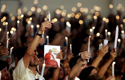 El papa Juan Pablo II es muy querido en Argentina, donde el 90% de sus 36 millones de habitantes es católico, y fue figura clave en la historia reciente del país: su intervención evitó un conflicto bélico con Chile y aceleró el fin de la guerra de Malvinas entre Argentina y Gran Bretaña en 1982.