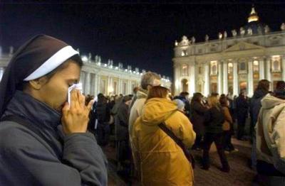 En la Basílica de Guadalupe en la capital mexicana, centenares de fieles colocaron flores y velas frente a la estatua de Juan Pablo II, quien en su quinta visita al país _en el 2002_ canonizó a Juan Diego, el primer santo indígena de la Iglesia católica.