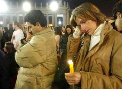 La noticia de la muerte del Papa fue comunicada a los fieles en la Plaza de San Pedro por el arzobispo argentino Leonardo Sandri, y posteriormente el secretario de Estado vaticano, cardenal Angelo Sodano, ha invitado a la multitud a rezar por Karol Wojtyla