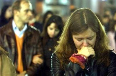 Los prelados invitaron a los fieles en la plaza a mantenerse en silencio a fin de 'acompañar al Papa en sus primeros pasos hacia el cielo'.