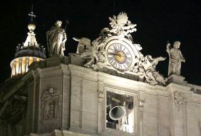 Las campanas empezaron a doblar en el Vaticano y en todos los templos de Roma.