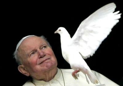 El papa Juan Pablo II, el pontífice polaco que condujo la Iglesia católica durante más de un cuarto de siglo y fue de lejos el más viajero de la historia, murió a los 84 años de edad, anunció el Vaticano el sábado.