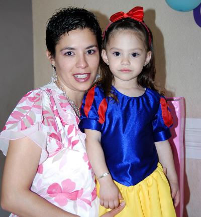 Ana Sofía González Carrillo en compañía de su mamá, Silvia Marcela Carrillo de González, en la fiesta infantil que le organizaron.