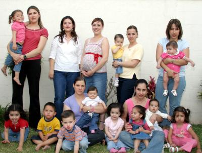 Bertha Salgado de De la Peña recibió lindos regalos para el bebé que espera.