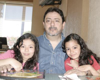 Alberto Guerrero ysus hijas Samantha y Mariana.