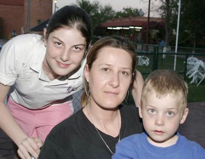 Alida Cobián de Díaz Flores con sus hijos Alida y Daniel.