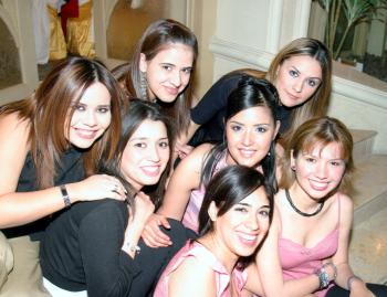 Marcela Ayala Alanís con sus amigas Alejandra Gaona, Elena Sladívar, Ana Laura Ruiz, Sara Olague, Priscilla Flores y Cinthya Charles.