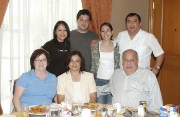 Junto a los recién casados Olga Medina y John Urzi aparecen Emanuel y Virginia Urzi, Juan Antonio Medina y Olga de Medina y Gris Medina