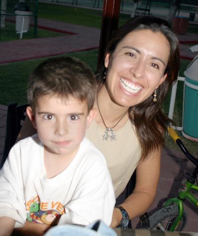 Benjamín Díaz de Quezada junto a su mamá, Gabriela Quezada de Díaz.