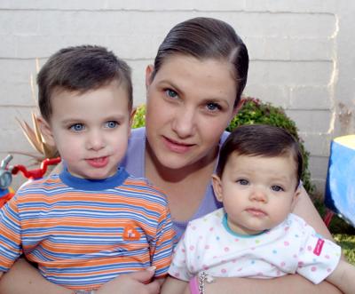 Ileana de Ramírez, con sus hijos Daniela y Roberto Ramírez Dávila.