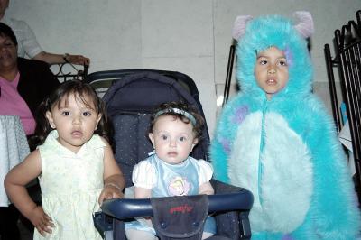 Los pequeños Bárbara Salazar, Valeria Contreras y Zaid Contreras, captadoas en pasado convivio infantil.