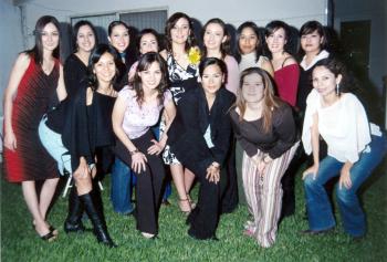 Cynthia Yolanda Santibañez García, en su despedida de soltera con sus amigas y familiares.