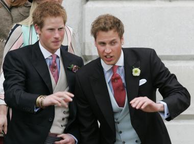 Los hijos de la malograda Lady Di acudieron al ayuntamiento de Windsor para el enlace civil y a la posterior bendición religiosa en la capilla de San Jorge muy elegantes, con sendos chaqués negros de un famoso sastre de Saville Road, en Londres.