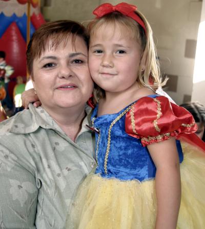 Andrea González acompañada de su abuelita Ivonne Albores