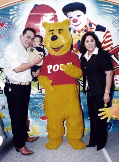 Luis Antonio Ramírez de la Cruz junto a sus mamá Melina de Ramírez y Luis Antonio Ramírez.