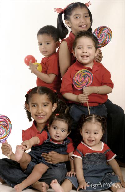 Sarahi Miroslava, Emmanuel, Jaime, Scarlett  Argentina, Ana Sofía y Abril en una foto de estudio .