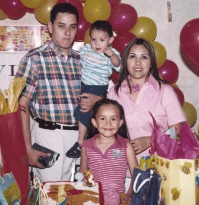 10 de abril 

Víctor Javier Cheang Hernández, captado el día que festejó su segundo cumpleaños junto a sus papás Karime Hernández y Javier Cheang, y su prima Paola.