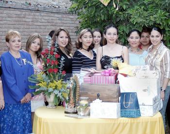 María Eugenia Hernández Ramírez acompañada por algunasde las invitadas a su fiesta de despedida de soltera