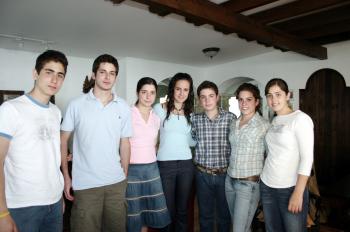 12 de abril 
Isabel, Ángel, y María José Sesma, Lucía y Pablo Sáenz, Hernán Sirgo y Any Bremer.