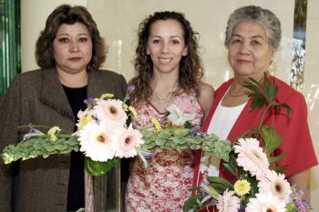 Ana Catalina Riveroll, acompañada de las anfitrionas de su despedida de soltera.