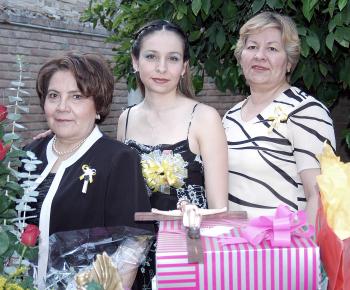 María Eugenia Hernández Ramírez junto a las organizadoras de su fiesta de despedida de soltera.