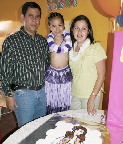 Ana Karen Galindo Trasfí con sus papás, Carlos y Linda Galindo.