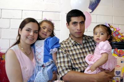 14 de abril 

Regina Cardona García cumplió tres años de vida ys sus papás, Alejandro Cardona Salazar y Ángela García Castro y su hermanita Luisa le ofrecieron una riquísima merienda.