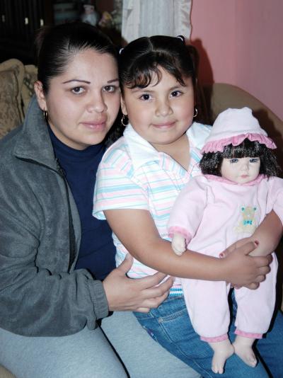 Sayra Berenice Landeros Morales junto a su mamá, María de Lourdes, el día que festejó su cumpleaños.