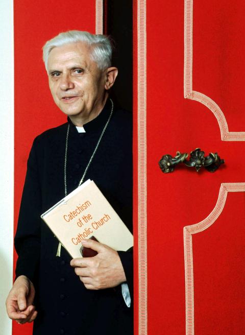 Joseph Ratzinger era en la curia miembro de las siguientes congregaciones: Iglesias Orientales, Culto Divino y Disciplina de los Sacramentos, Obispos, Evangelización de los Pueblos, Clero y Educación.