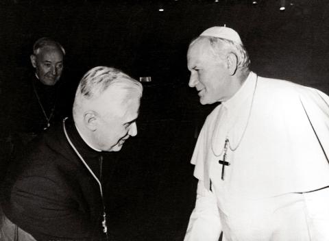 Ordenado sacerdote el 29 de junio de 1951, Ratzinger continuó sus estudios y más tarde comenzó a ejercer la docencia en el seminario de Freising (1957).