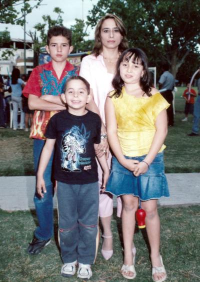 Maricela Salazar Violante con sus hijos, Rubén, Carlos y Maricela.