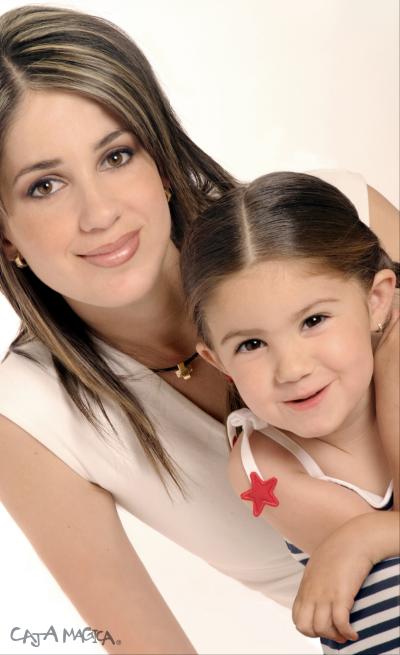 17 de abril 

Rosa María Rico de Dávila y su hija Isabela Dávila Rico.