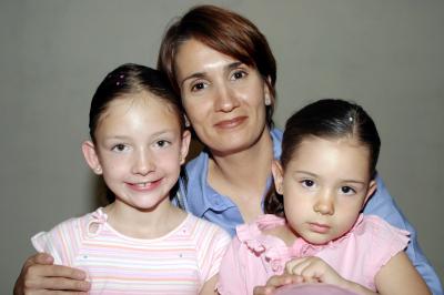 Ana García con los pequeños Mariangel y María José Díaz Cevallos.