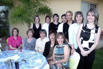 21 de abril 
Tere García, Chelo García, Martha García, Lily Amador, Tere Llamas, Natalia Sañudo, Ana Laura García, Claudia González, Carmen Aguirre, Marisa Gilio, Cristy González y Paty García, en pasado festejo.