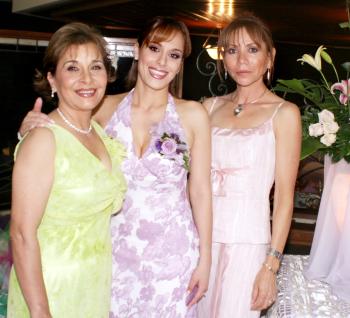 W-La futura novia, Itzel Alonso Prieto con su mamá, la Sra. Mercedes Prieto de Alonso y su suegra, Carmen Ortega de Ganem.jpg