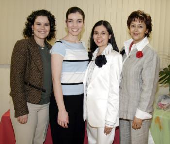 20 de abril 

Alejandra Sánchez de Moctezuma, acompañada por Chary de Montaña, Alejandra Montaña de Sánchez y Griselle Moctezuma de Sánchez.