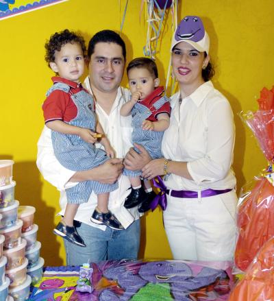 José Emiliano Boone Macías junto a sus papás José Ángel Boone e Isela de Boone y su hermanito José Sebastián el día que celebró su segundo cumpleaños