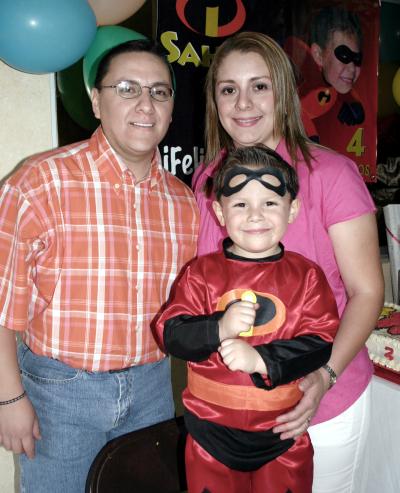 Sahir Ernesto Castro Moreno junto a sus papás, Ernesto Castro  Arratia  y Brenda Moreno Sarmiento, en la fiesta infantil que le organizaron por su cuarto cumpleaños.