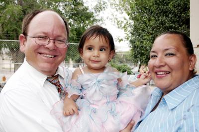 Sarahi Acosta Quintero junto a sus papás, José Antonio Acosta y Sarahi Quintero.