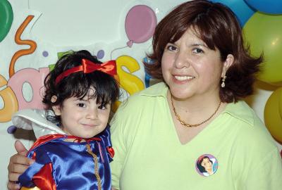 25 de abril 

Carla Monserrat Solís Sotomayor en compañía de su mamá, el día de su fiesta de cumpleaños.