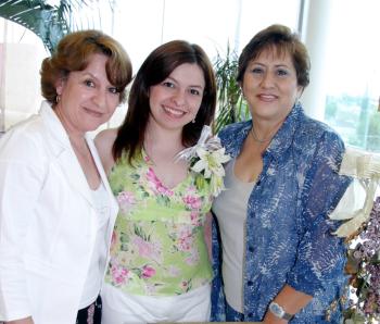 Adriana Hinojosa Dávalos acompañada por Umbelina Govea y Cecilia Cortés quienes le organizaron una despedida de soltera por su próximo matrimonio con Antonio Cortés Govea.