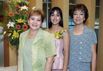 La festejada Jordana Jazmín Morales Martínez acompañadapor las señoras Rebeca Martínez de Morales y Celia Flores sde Galindo