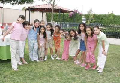 Daniela Gutiérrez Kuri con los invitados a su fiesta de Primera Comunión.