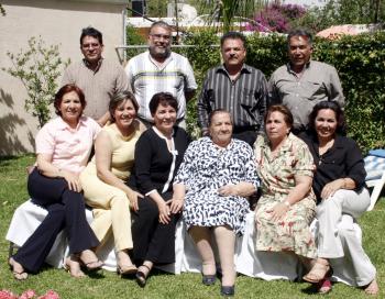 27 de abril 
Sra. Carmen Veloz de Cansino festejó sus 85 años de vida, acompañada de sus familiares.