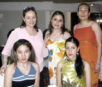 Gloria V. del Real, Sandra Álvarez, Gema E. Reyes y Carmen Reyes Ponce acompañaron a Laura Carbajal Castro en su despedida de soltera.