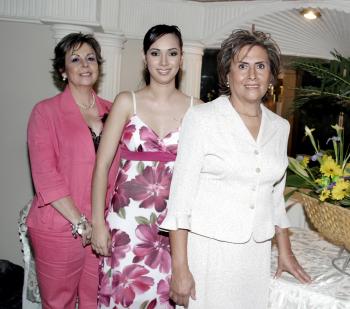 Katia Valenzuela con las Sras. María del Carmen Gurrero de Valenzuela y Leticia Pastrana de Oviedo.