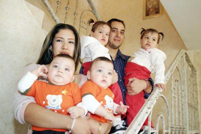 Alejandro Gutiérrez Rosales y Ana Laura Rodríguez de Gutiérrez con sus gemelitos Luisa Fernanda y Ana Sofía , Alberto Alessandro y Javier Alejandro